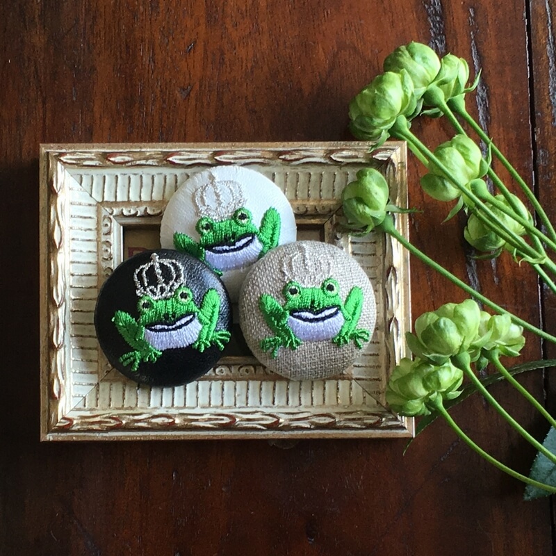 カエルKINGくるみボタン刺繍ブローチ/38