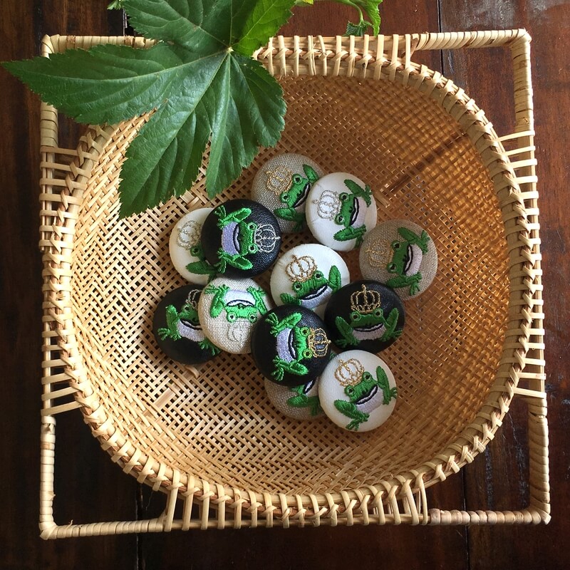 カエルKINGくるみボタン刺繍ブローチ/38