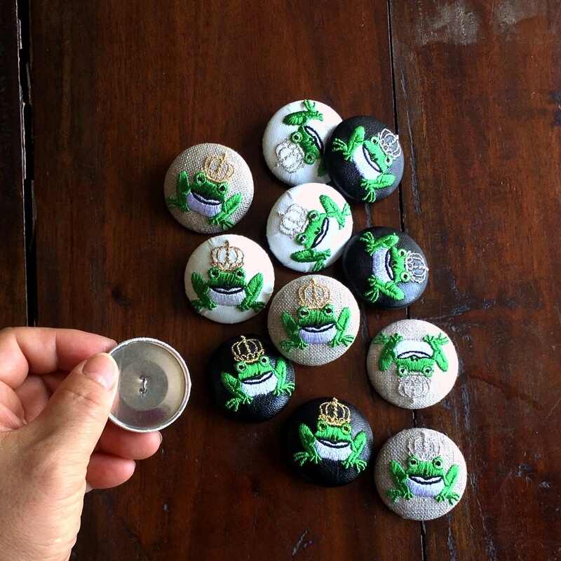 カエルKINGくるみボタン刺繍ブローチ/38