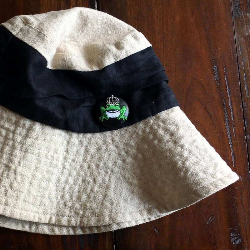 カエルKINGくるみボタン刺繍ブローチ/38