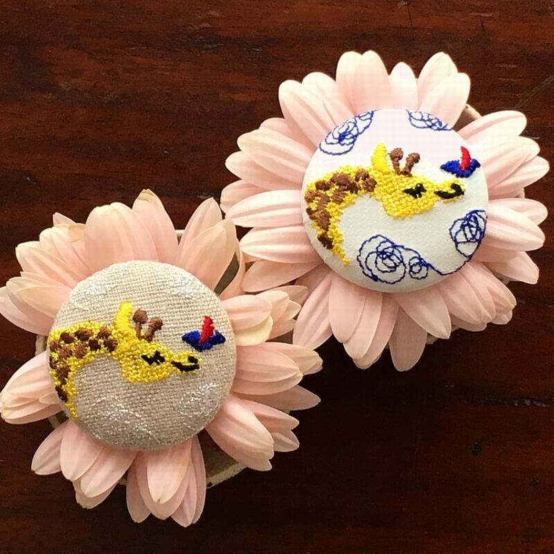 キリンと小鳥・くるみボタン刺繍ブローチ/38 | mimi刺繍 mimi 