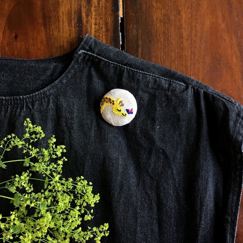 キリンくるみボタン刺繍ブローチ/38