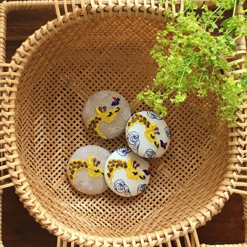 キリンくるみボタン刺繍ブローチ/38