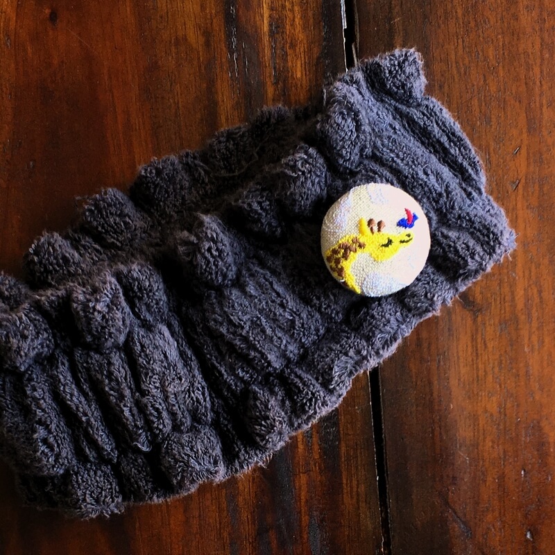 キリンくるみボタン刺繍ブローチ/38