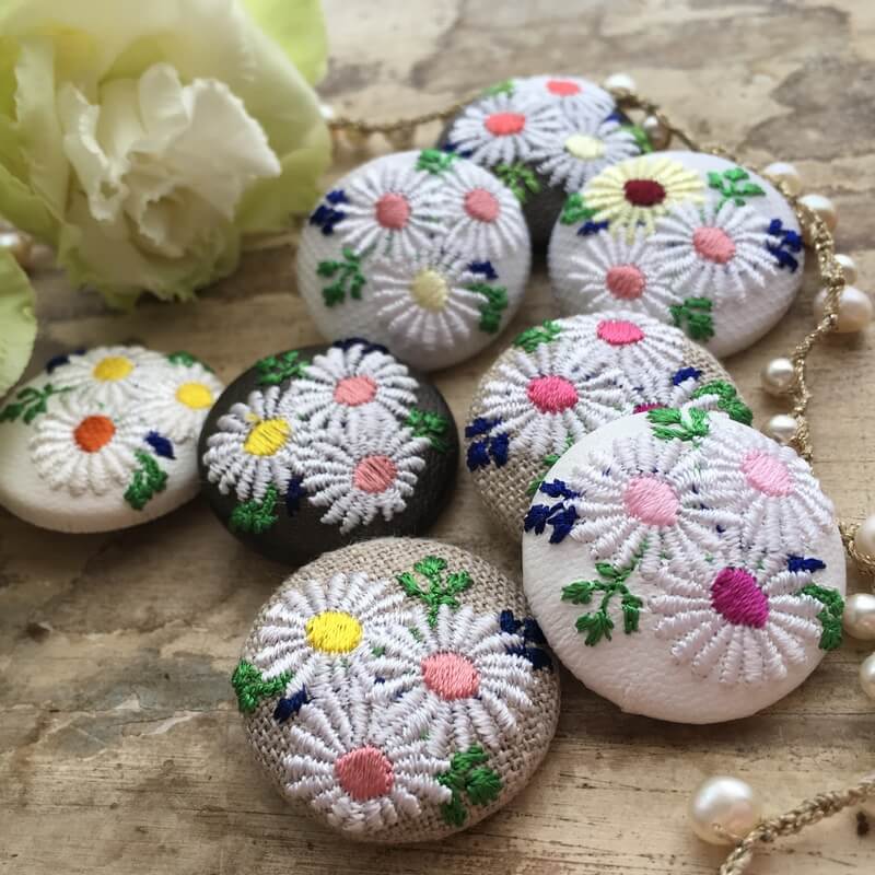 マーガレットくるみボタン刺繍ブローチ/29