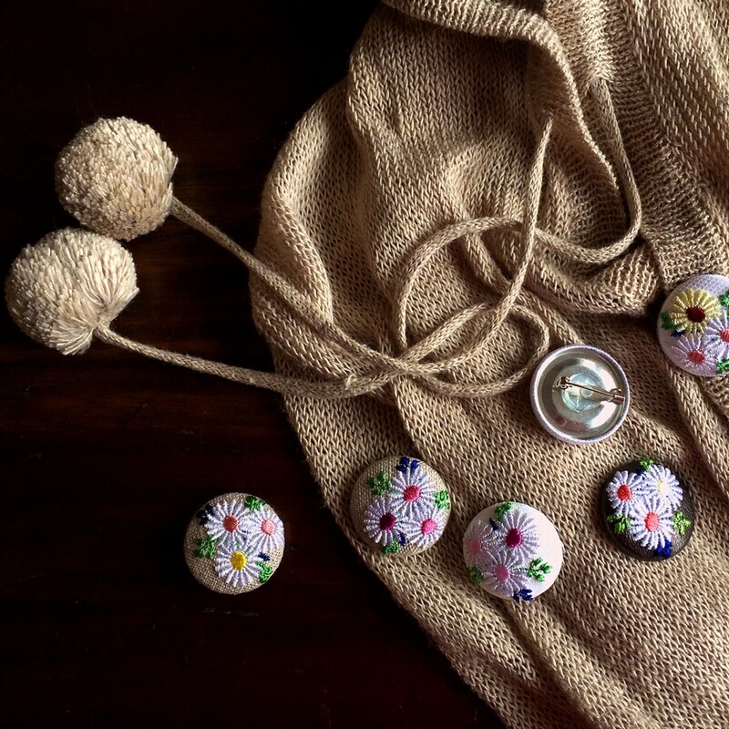 マーガレットくるみボタン刺繍ブローチ/29