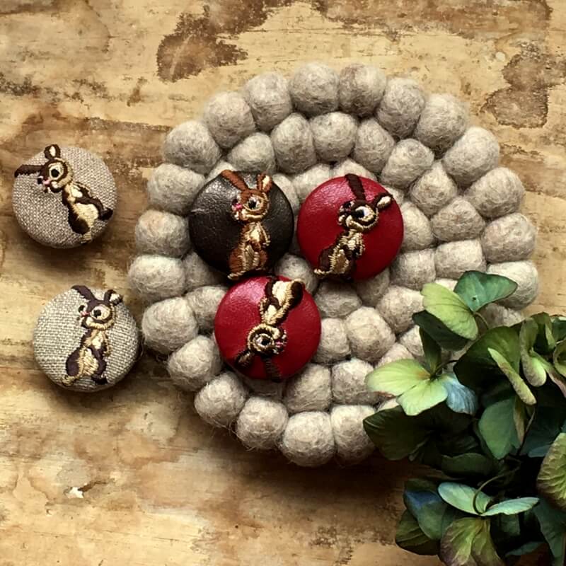 うさぎくるみボタン刺繍ブローチ/29