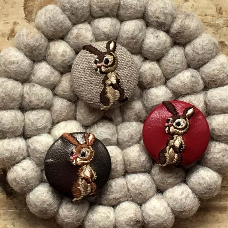 うさぎくるみボタン刺繍ブローチ/29