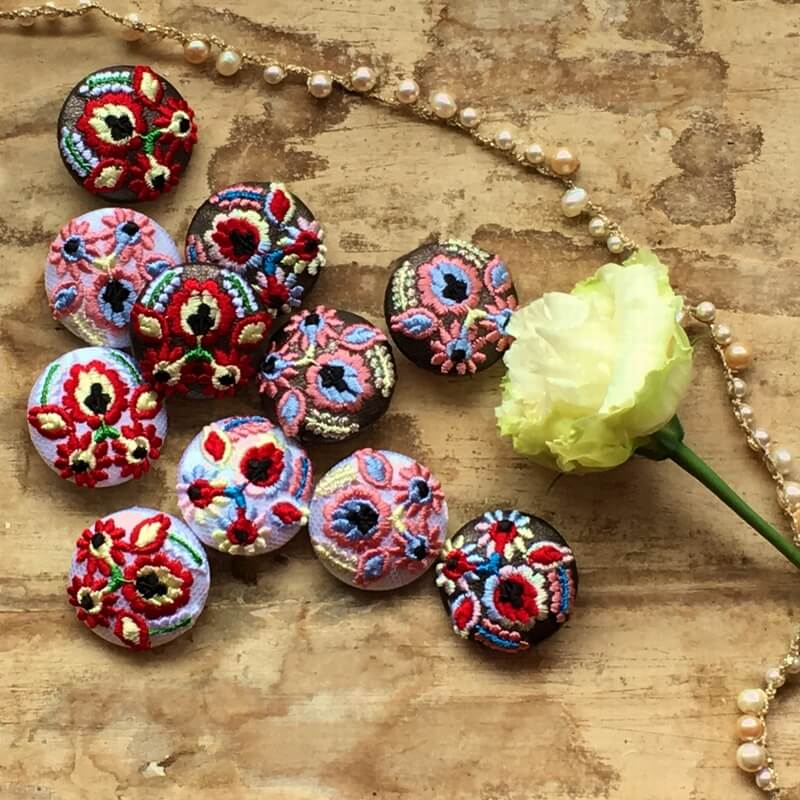 ハンガリー実と花くるみボタン刺繍ブローチ/29