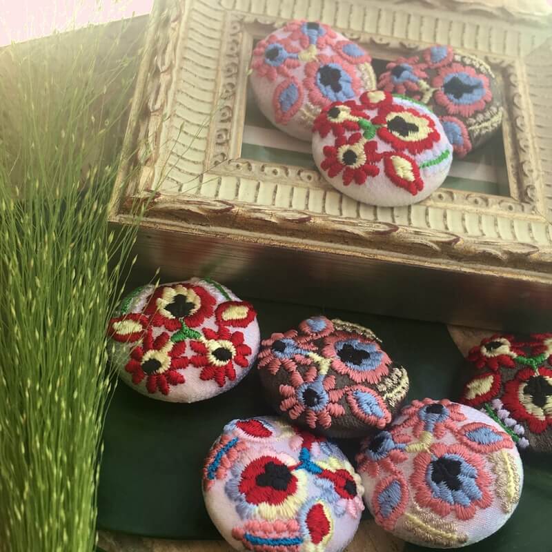 ハンガリー実と花くるみボタン刺繍ブローチ/29