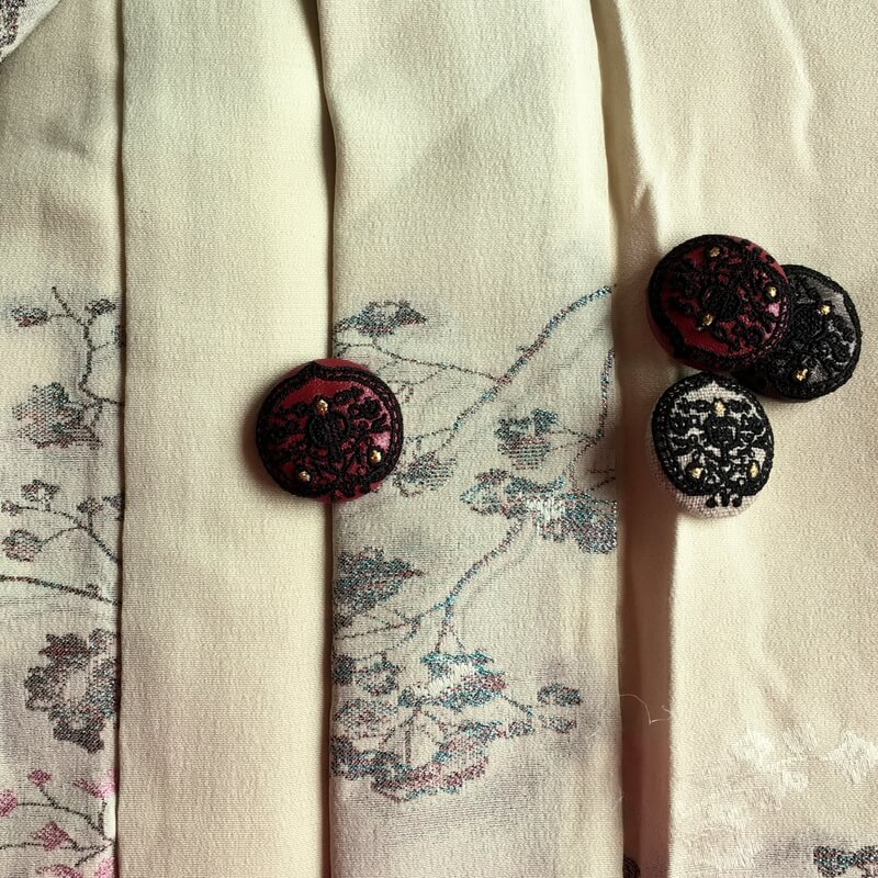 ハンガリー蕾くるみボタン刺繍ブローチ/29