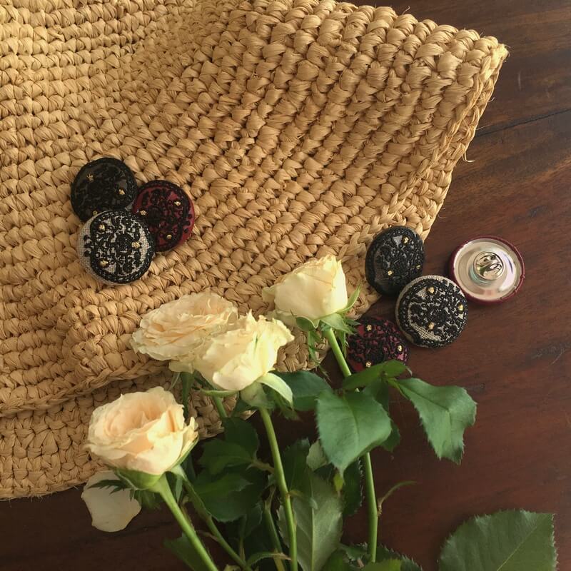 ハンガリー蕾くるみボタン刺繍ブローチ/29