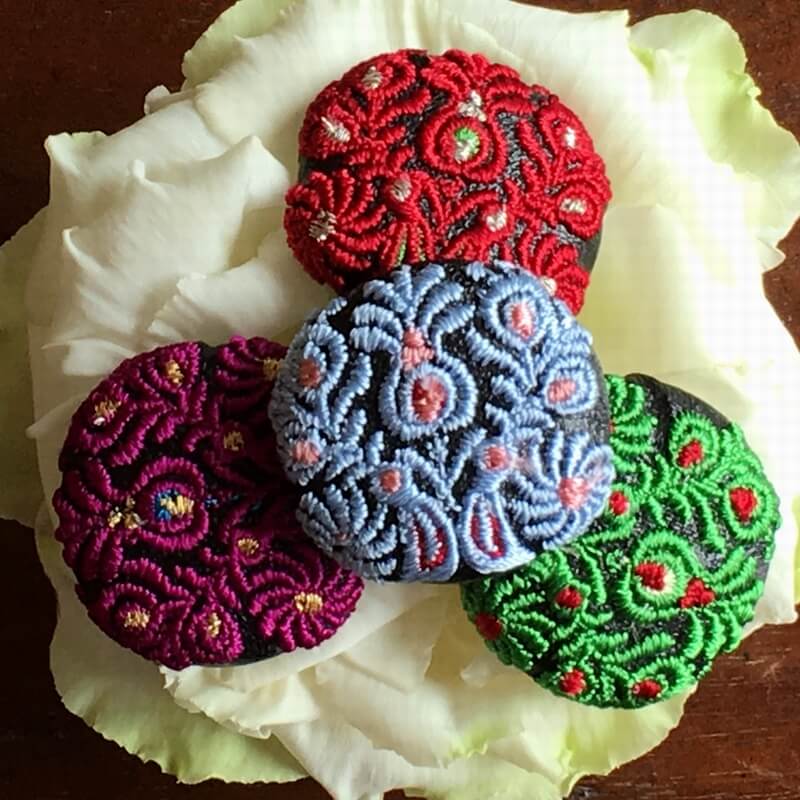 ハンガリー孔雀刺繍くるみボタンアクセサリー 29mm Mimi刺繍 東京 吉祥寺の小さな刺繍屋さん