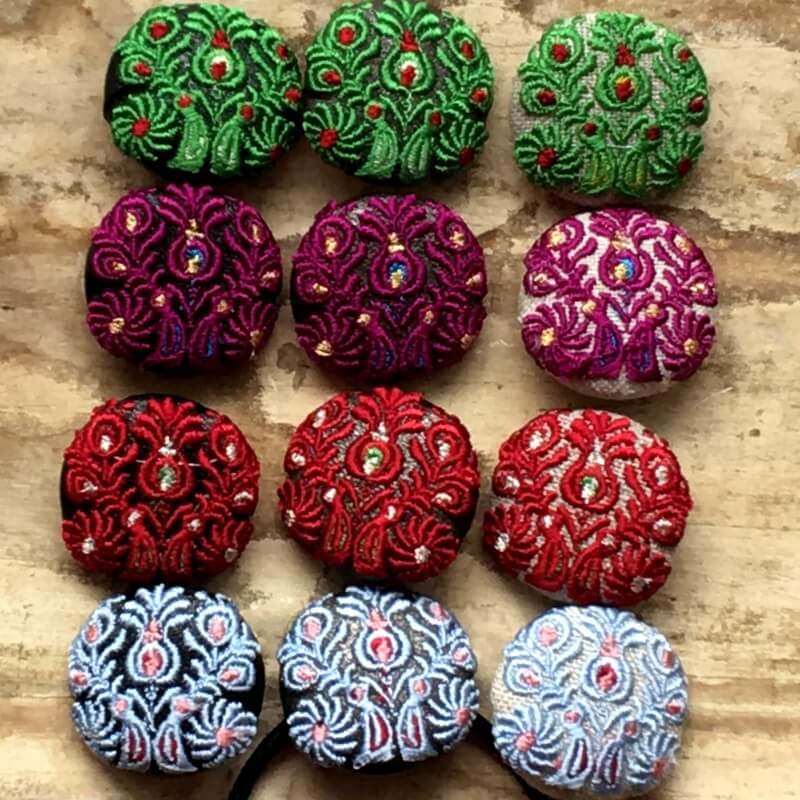 ハンガリー孔雀くるみボタンブルー刺繍ブローチ/29