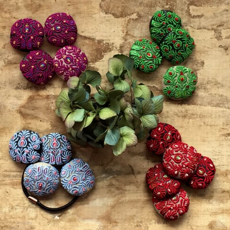 ハンガリー孔雀くるみボタンブルー刺繍ブローチ/29