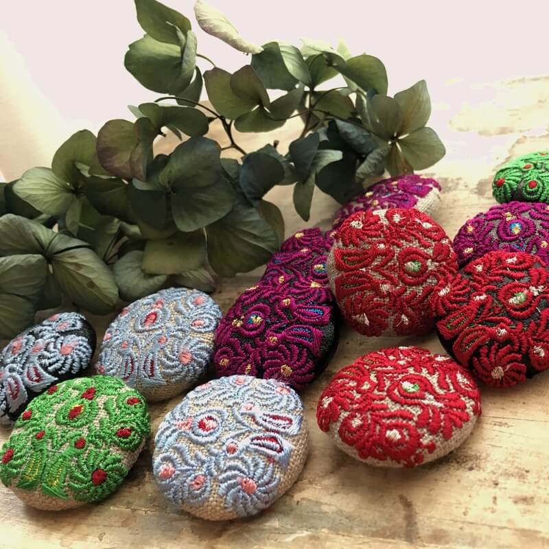 ハンガリー孔雀くるみボタンブルー刺繍ブローチ/29