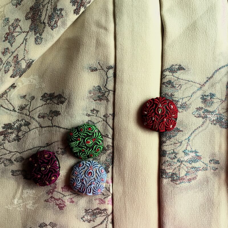 ハンガリー孔雀くるみボタンブルー刺繍ブローチ/29