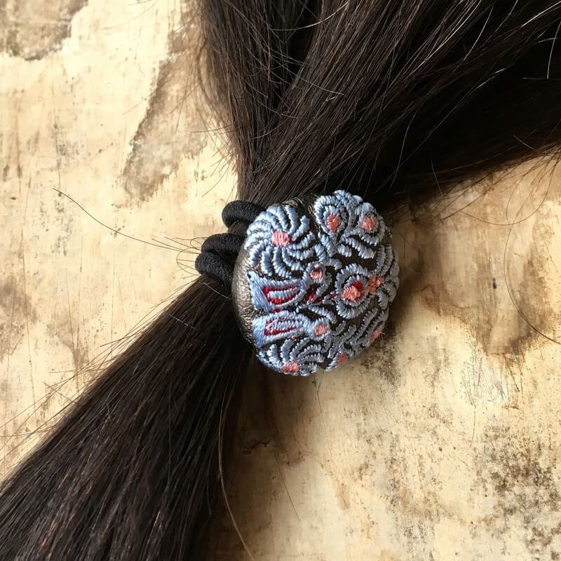 ハンガリー孔雀くるみボタンブルー刺繍ブローチ/29