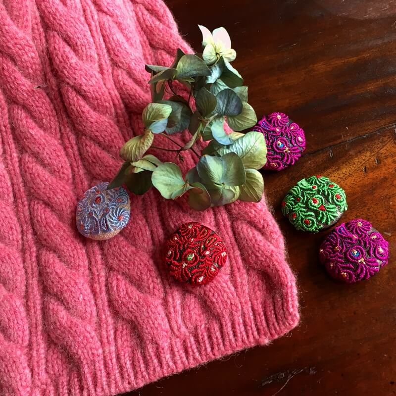 ハンガリー孔雀くるみボタンブルー刺繍ブローチ/29