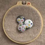 マーガレット刺繍くるみボタンアクセサリー:29mm｜mimi刺繍｜東京