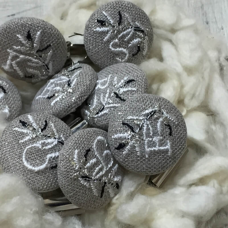 オリーブの枝とイニシャル[リネンXホワイト]くるみボタン刺繍ブローチ 