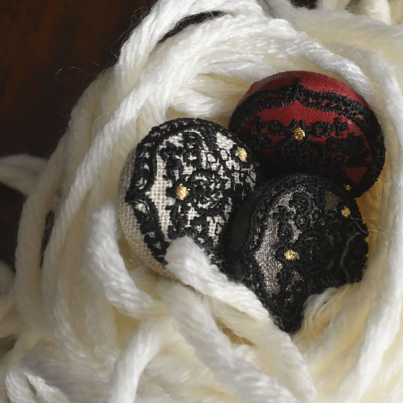 ハンガリー蕾くるみボタン刺繍ブローチ/29