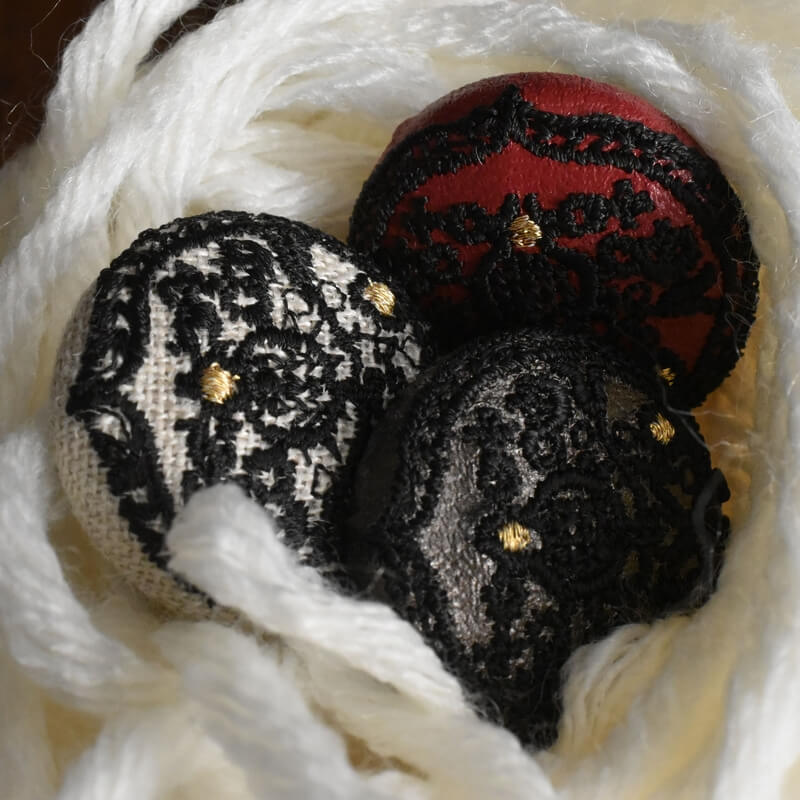 ハンガリー蕾くるみボタン刺繍ブローチ/29