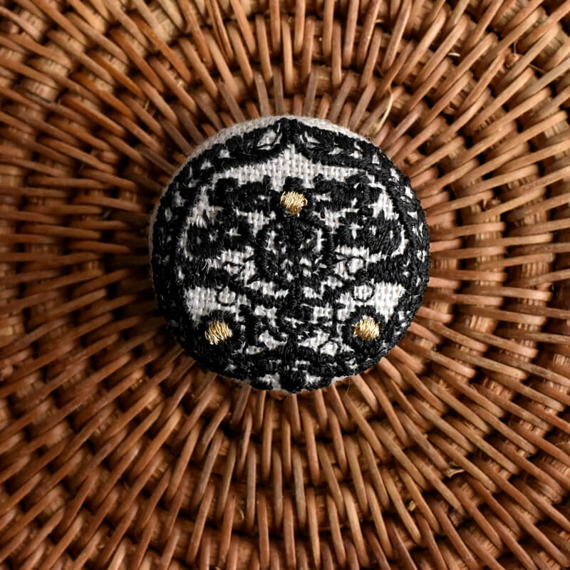 ハンガリー蕾くるみボタン刺繍ブローチ/29