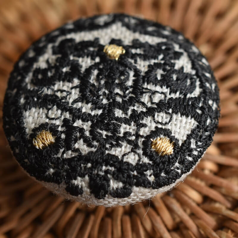 ハンガリー蕾くるみボタン刺繍ブローチ/29