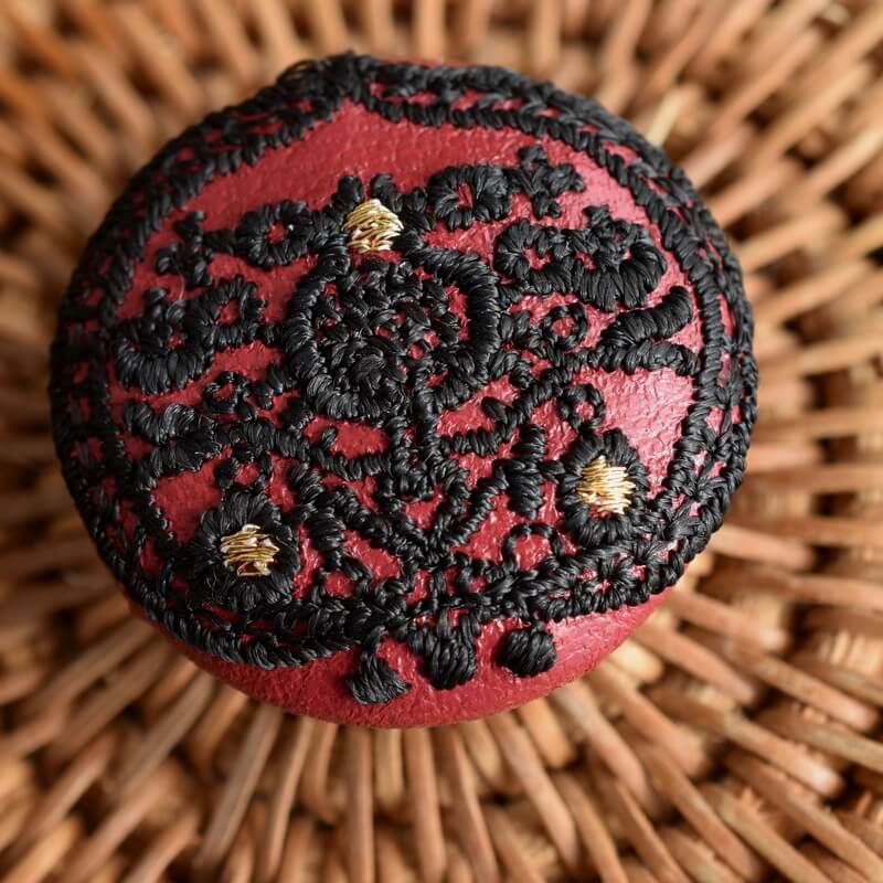 ハンガリー蕾くるみボタン刺繍ブローチ/29