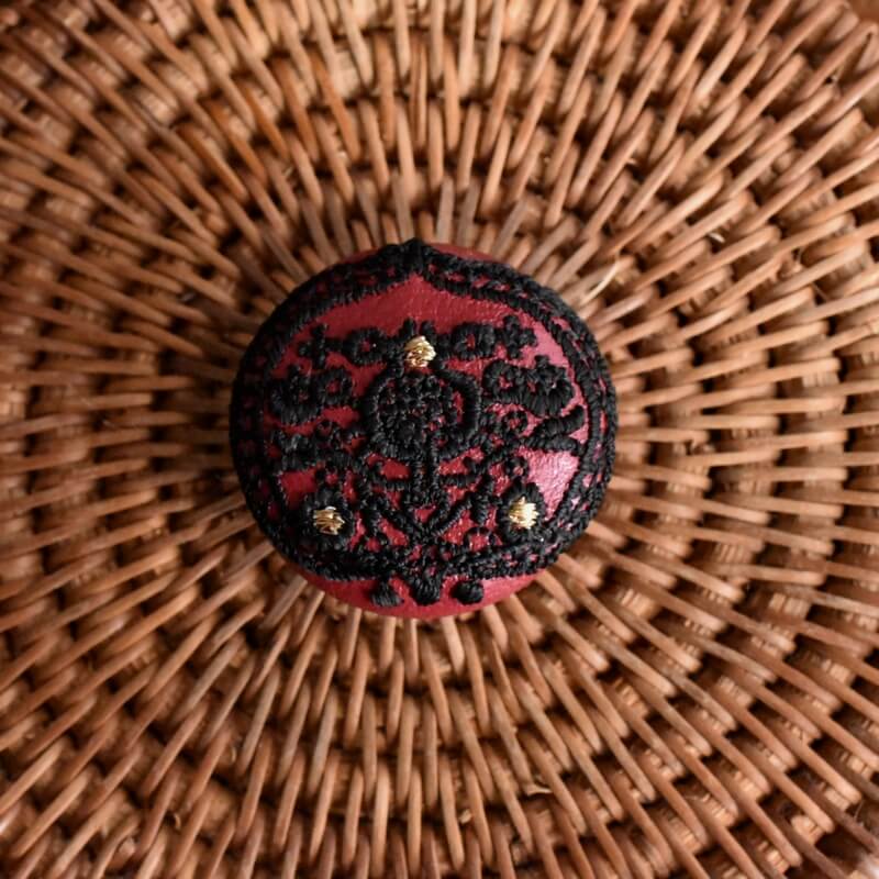 ハンガリー蕾くるみボタン刺繍ブローチ/29