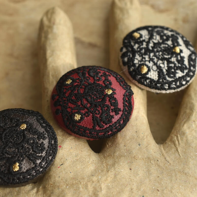 ハンガリー蕾くるみボタン刺繍ブローチ/29