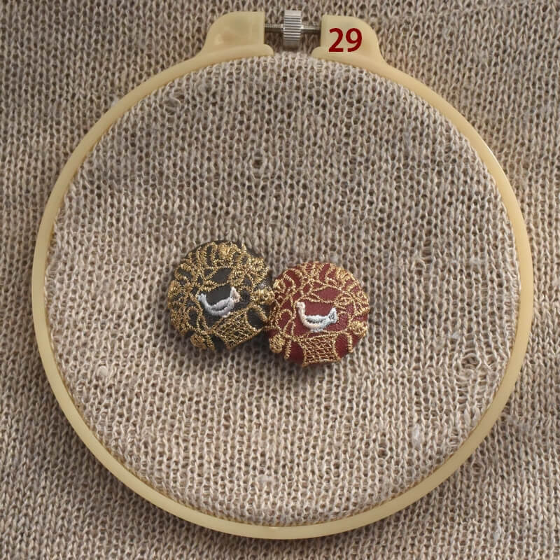 くるみボタン 鳥刺繍 ブローチ or ヘアゴム ❁hAnafany❁(専用)くるみボタン 鳥刺繍 ブローチ or ヘアゴム くるみ