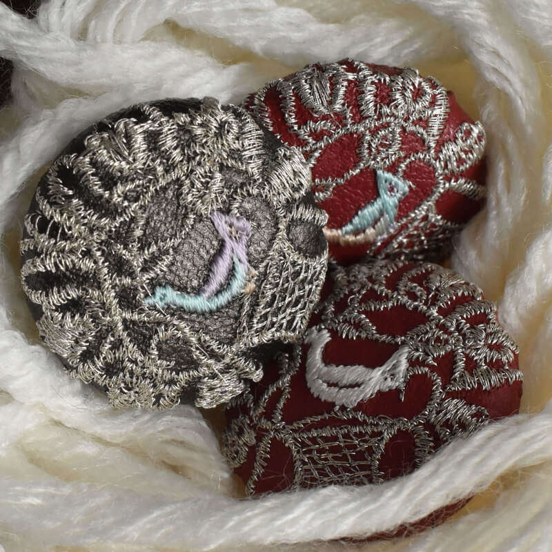 ハンガリー銀の鳥カゴくるみボタン刺繍ブローチ/29