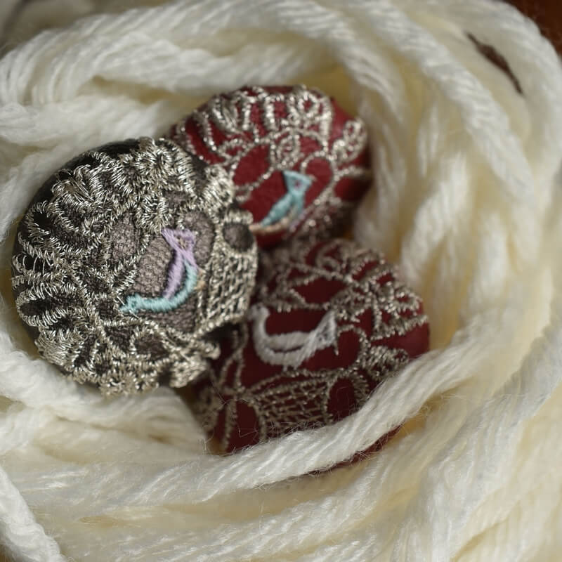 ハンガリー銀の鳥カゴくるみボタン刺繍ブローチ/29