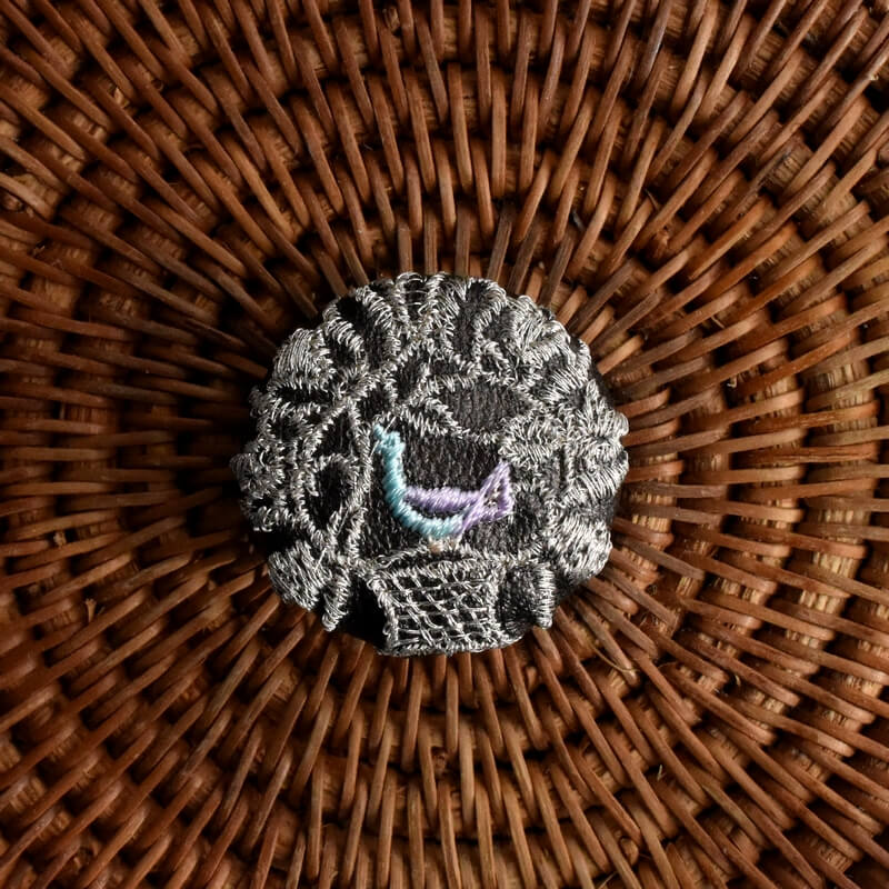 ハンガリー銀の鳥カゴくるみボタン刺繍ブローチ/29
