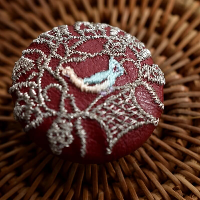 ハンガリー銀の鳥カゴくるみボタン刺繍ブローチ/29
