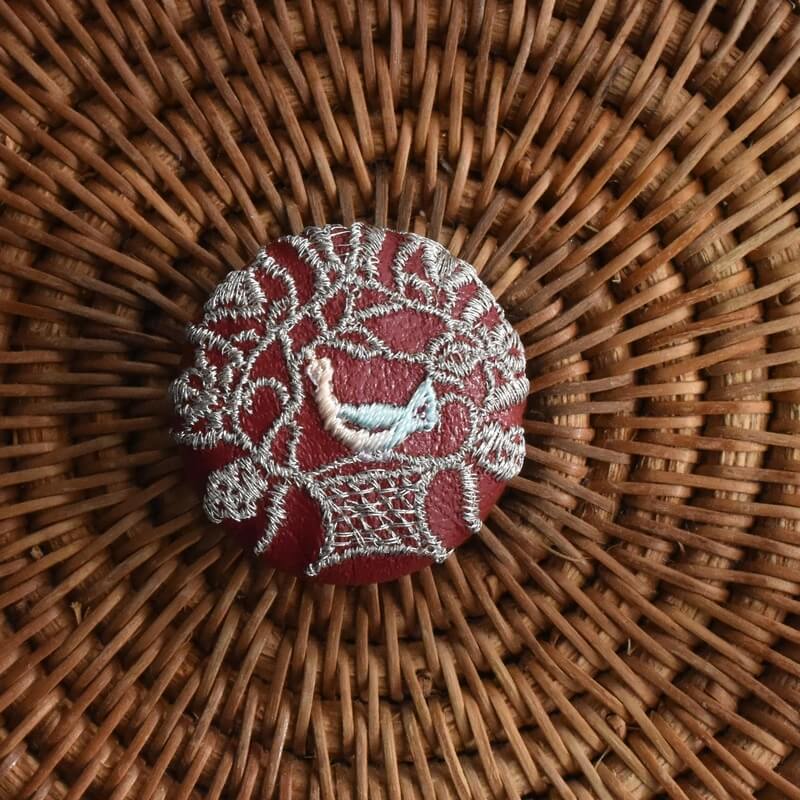 ハンガリー銀の鳥カゴくるみボタン刺繍ブローチ/29