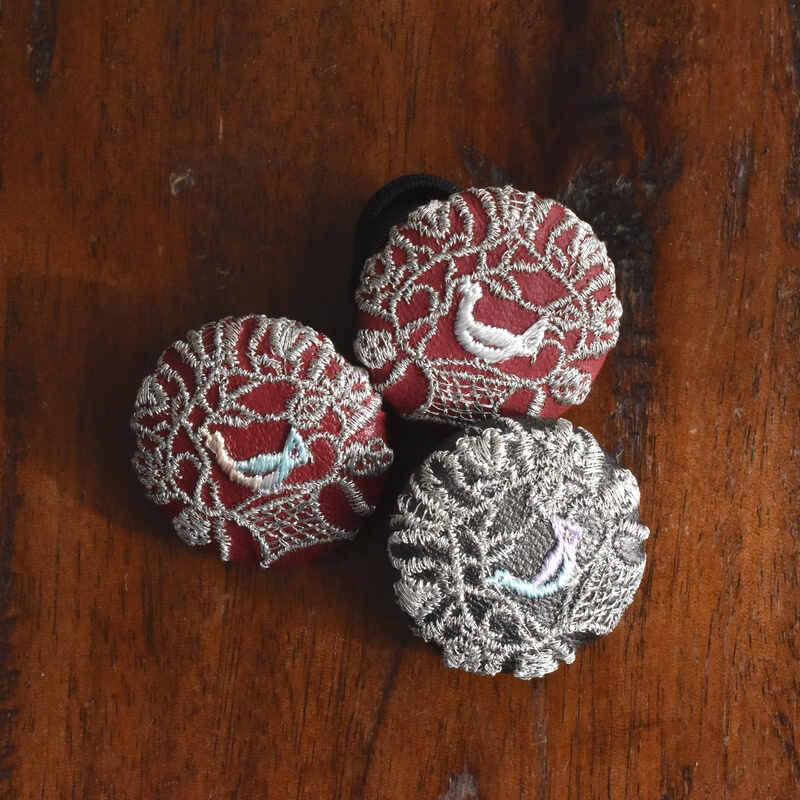ハンガリー銀の鳥カゴくるみボタン刺繍ブローチ/29