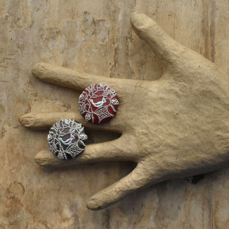 ハンガリー銀の鳥カゴくるみボタン刺繍ブローチ/29