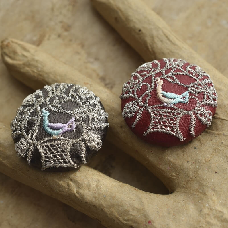 ハンガリー銀の鳥カゴくるみボタン刺繍ブローチ/29