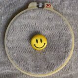 いつも笑顔なニコちゃんマーク[スマイリーMサイズ_Smiley]刺繍のくるみ