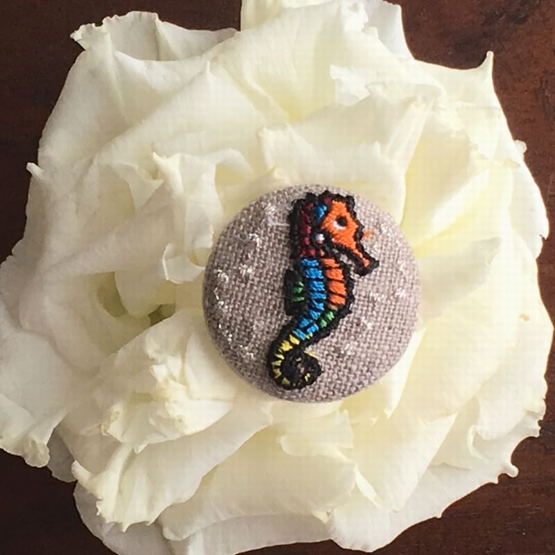 タツノオトシゴ水玉くるみボタン刺繍ブローチ/29