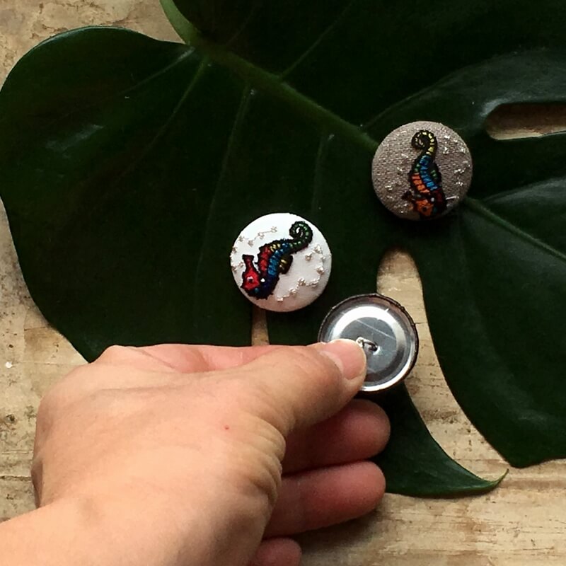 タツノオトシゴ水玉くるみボタン刺繍ブローチ/29