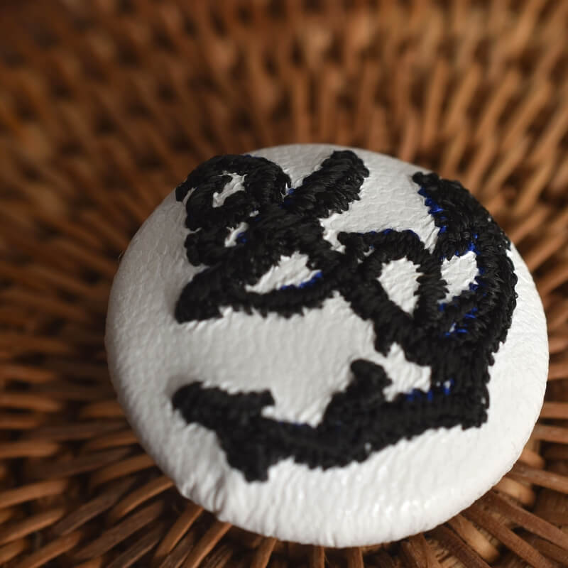 黒いアンカーボタン刺繍ブローチ/29