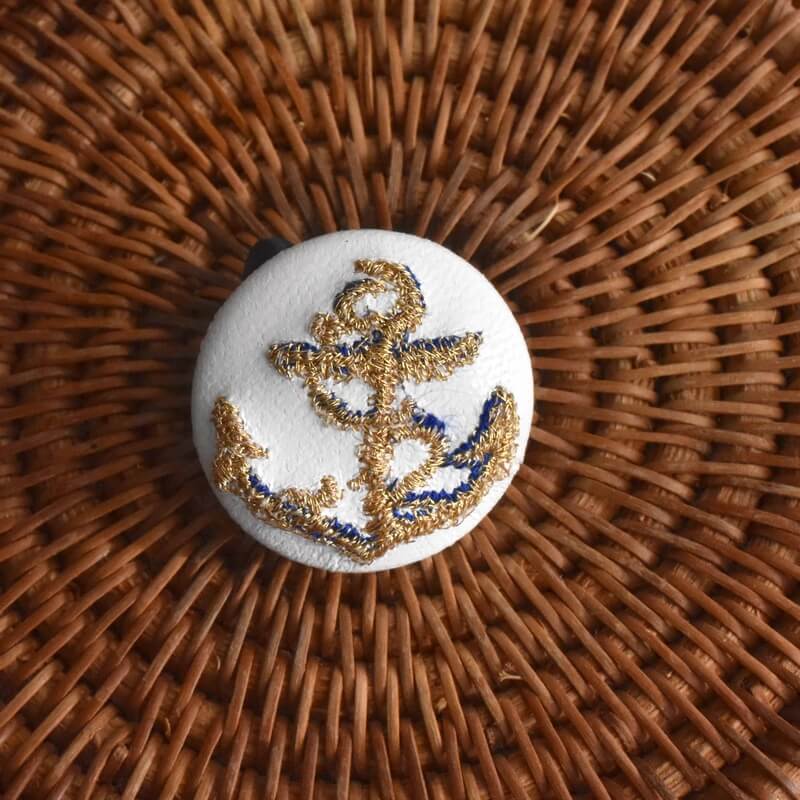 ゴールドのアンカーボタン刺繍ブローチ/29