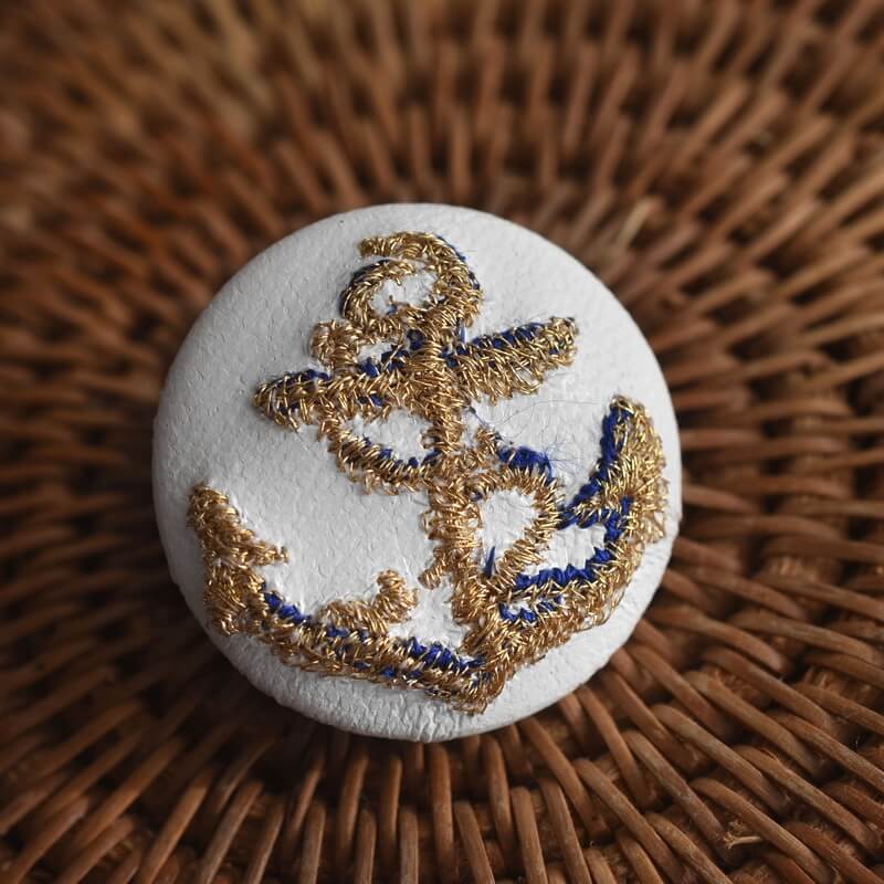 ゴールドのアンカーボタン刺繍ブローチ/29