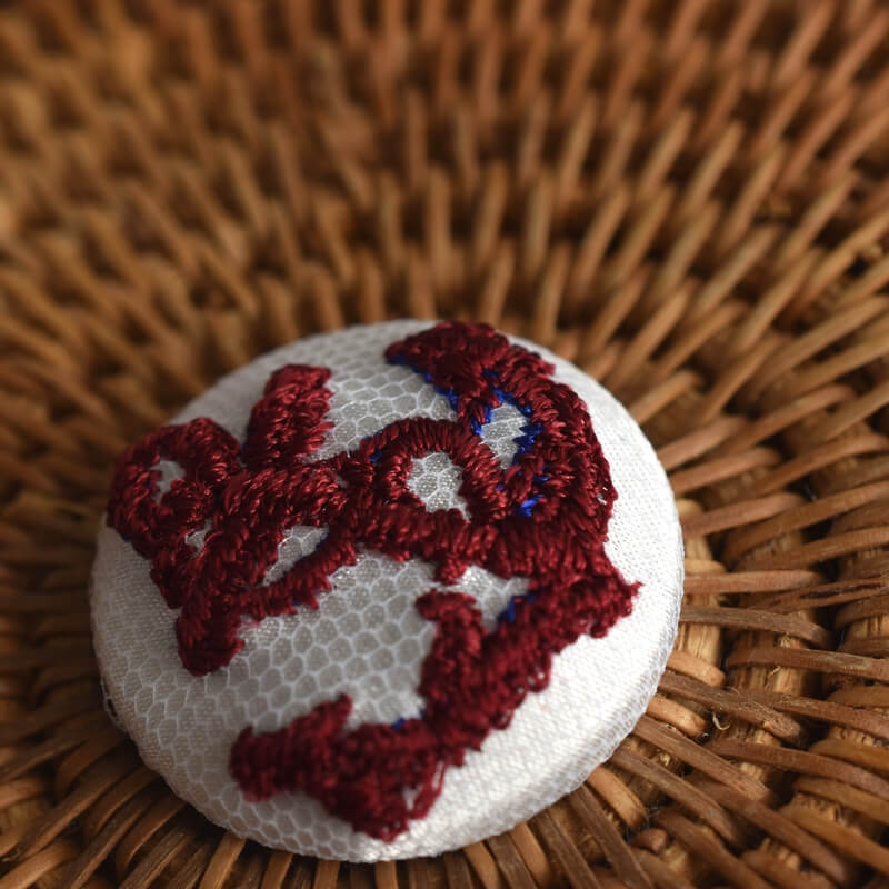 赤いアンカーボタン刺繍ブローチ/29