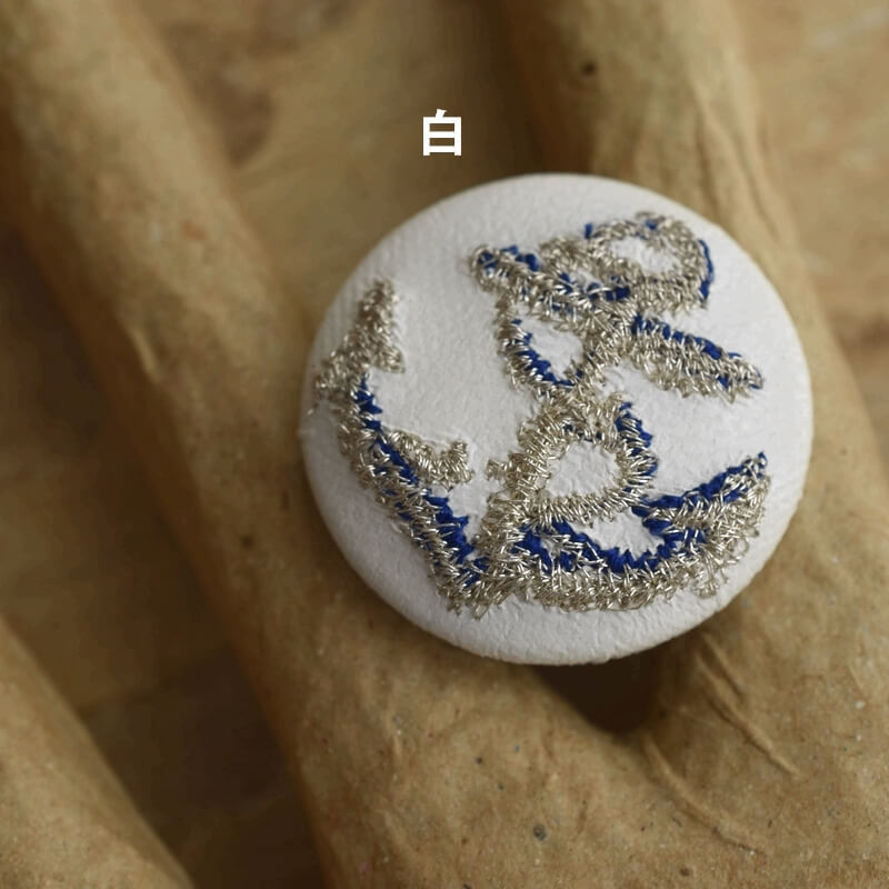 銀のアンカーボタン刺繍ブローチ/29