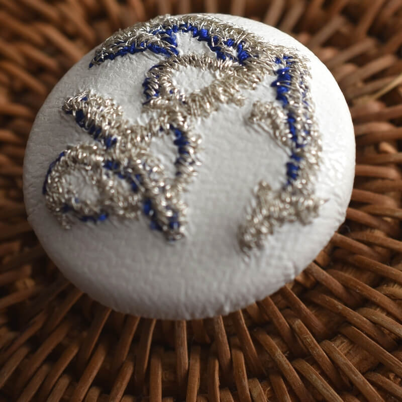 銀のアンカーボタン刺繍ブローチ/29